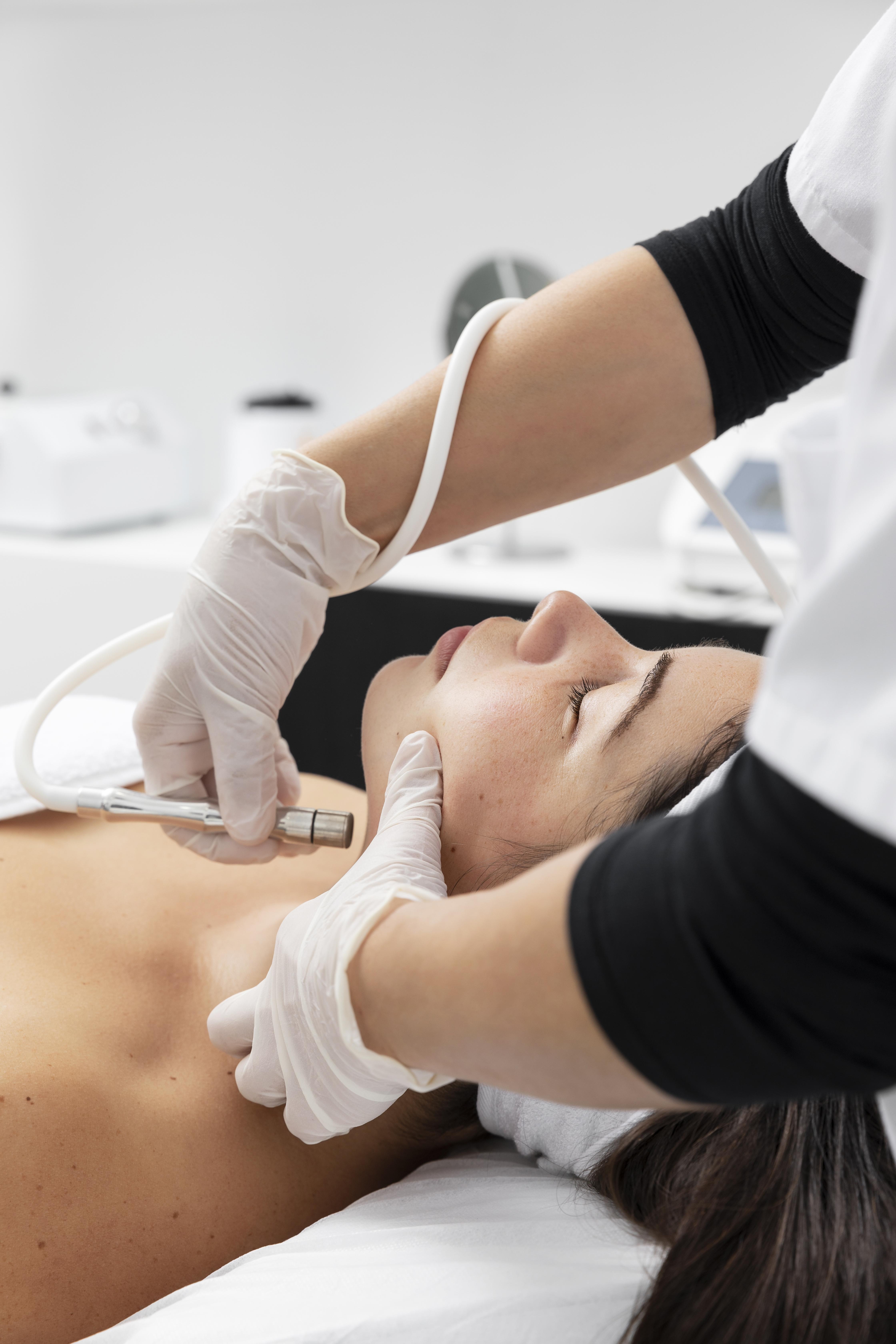 young-woman-having-skincare-treatment eventi9marzo